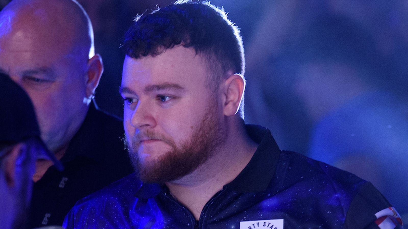 Josh Rock vence a Jonny Clayton; Chisnall logra nueve-dardos; Beaton pierde