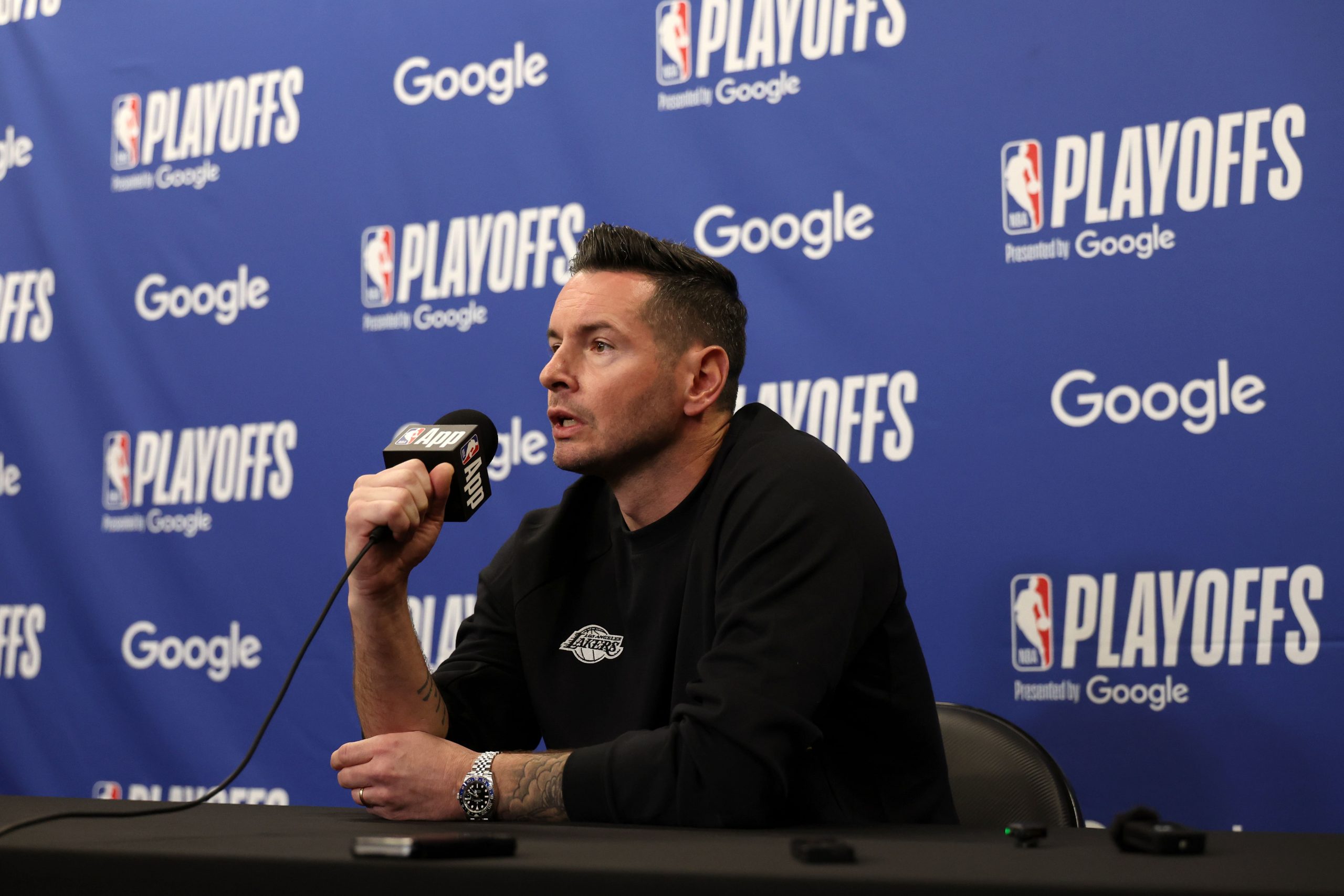 JJ Redick abandona rueda de prensa por suposición extraña de reportero