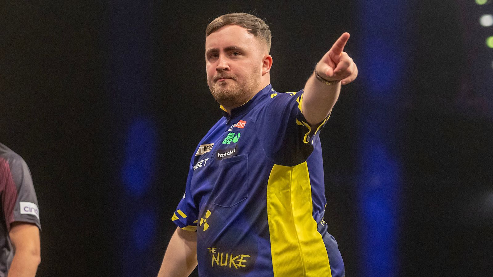 Luke Littler: Adolescente hace historia en Premier League Darts con quinta victoria nocturna récord en Birmingham