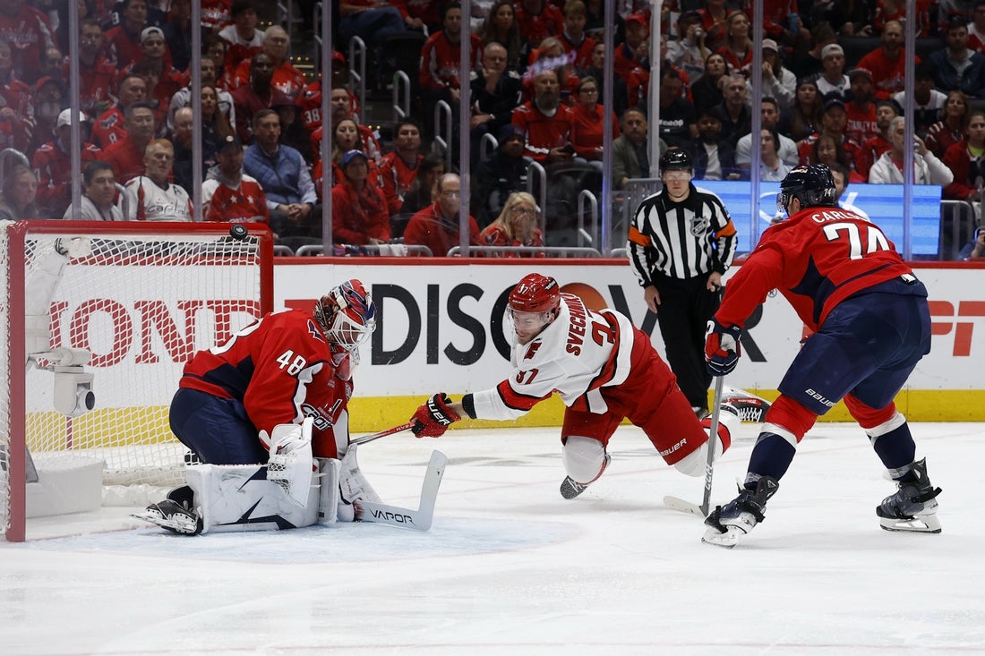 Logan Thompson, Capitals empatan serie con Hurricanes