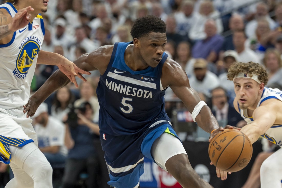 Edwards de Wolves sale por lesión de tobillo