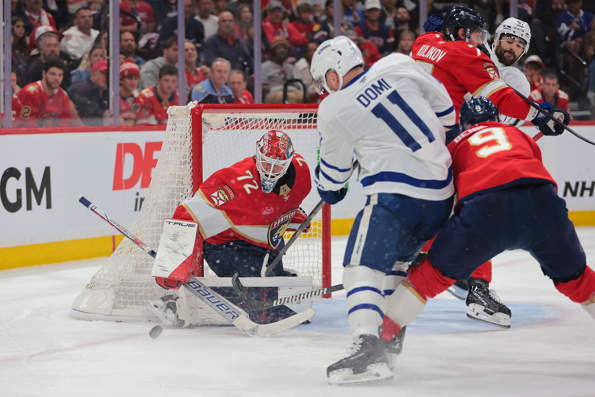Max Domi de Maple Leafs golpea a Sasha Barkov [VER]