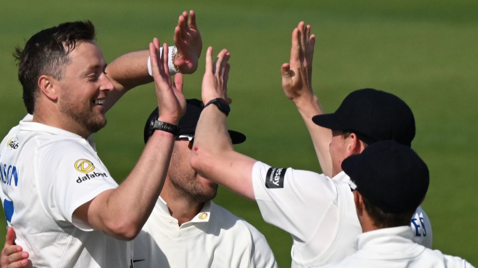 Essex logra empate notable vs. Yorkshire; Ollie Robinson destaca en Sussex