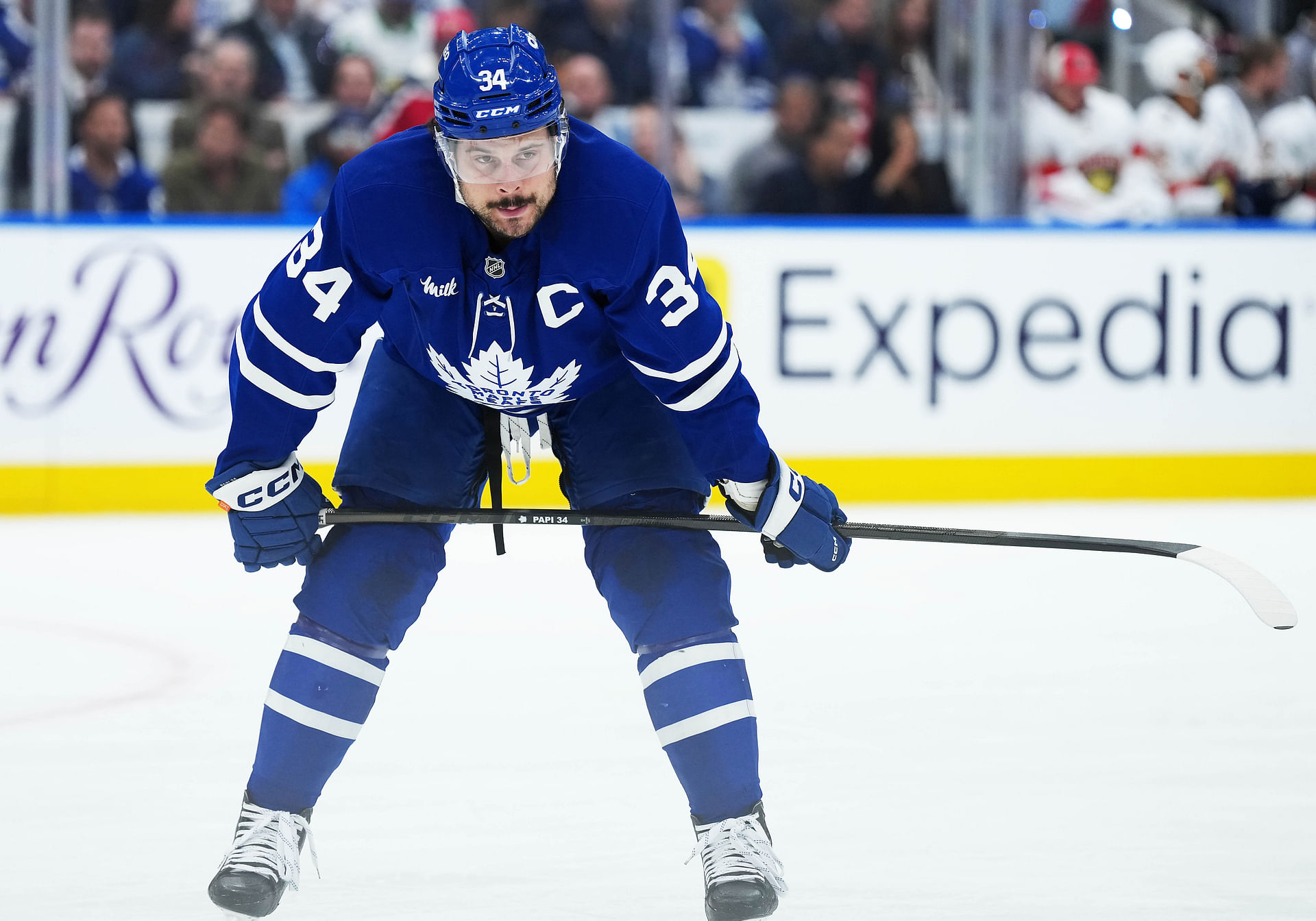 Matthews (Leafs) revela posible daño grave por palo alto de Barkov
