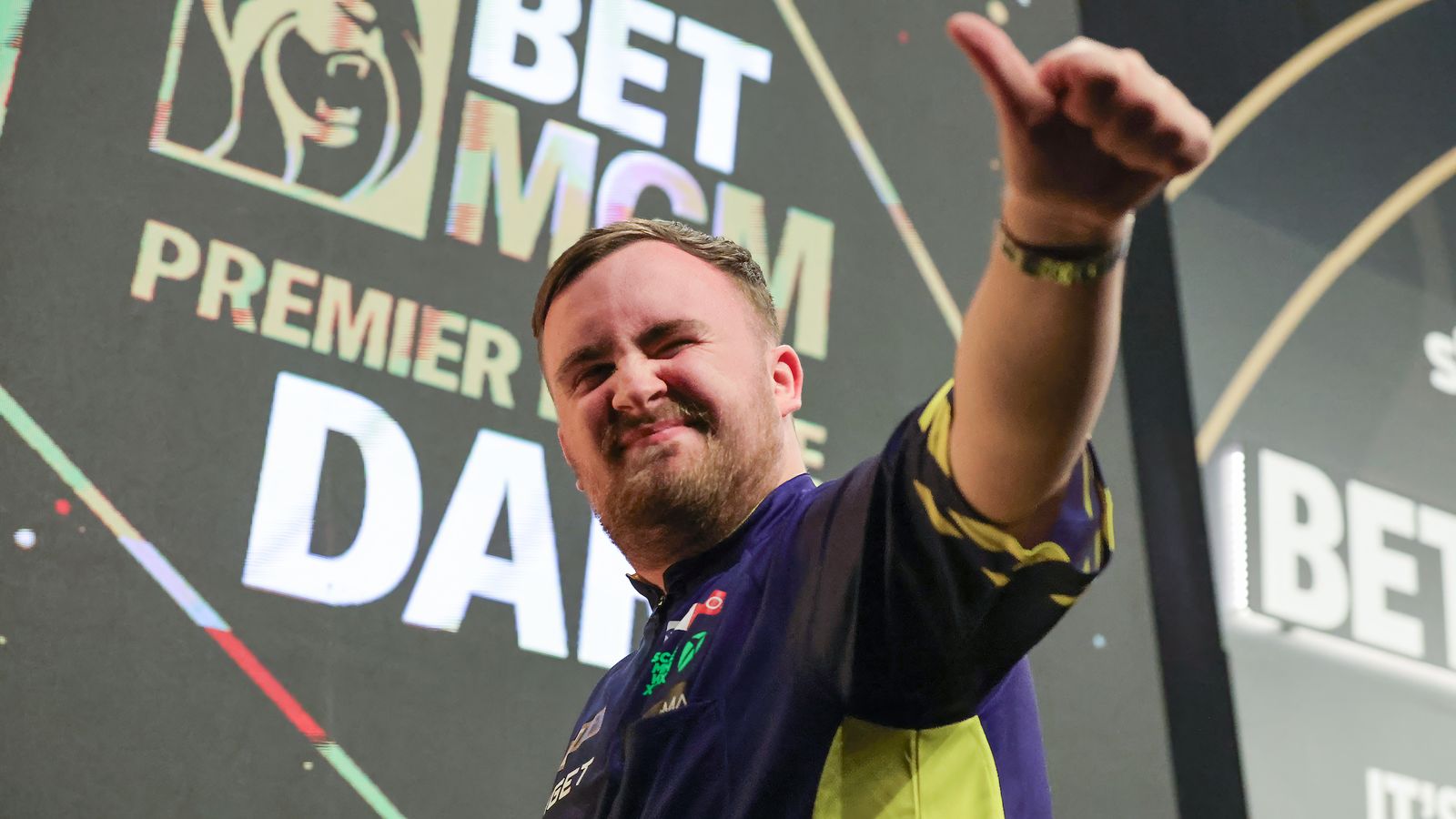 Aspinall acaba con Gerwen en Darts Premier; Littler vence a Humphries