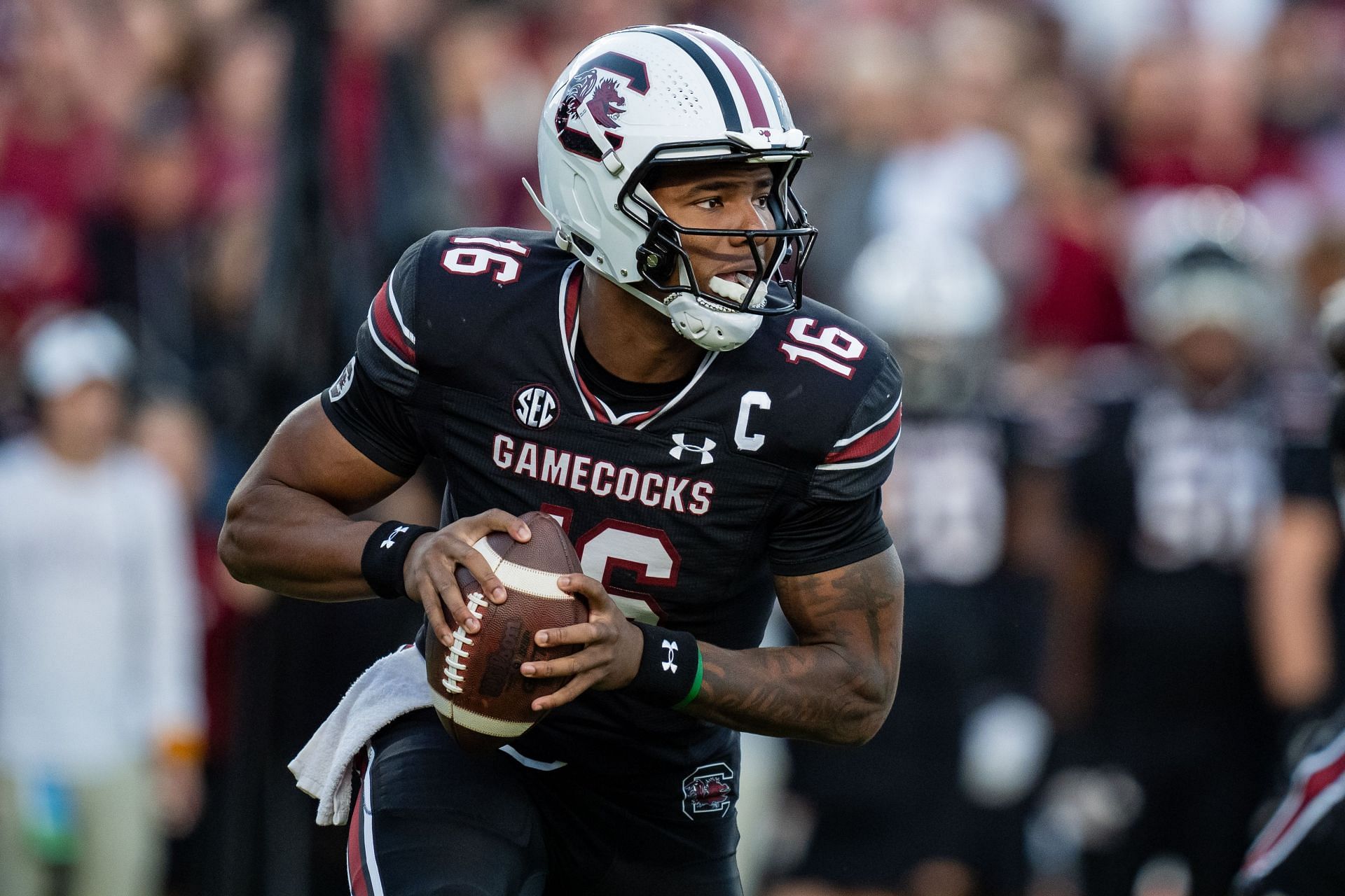 Analista duda de QB Lanorris Sellers por falta de riesgo