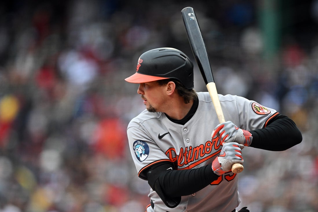 Adley Rutschman, C de Orioles, abandona juego tras golpe en máscara