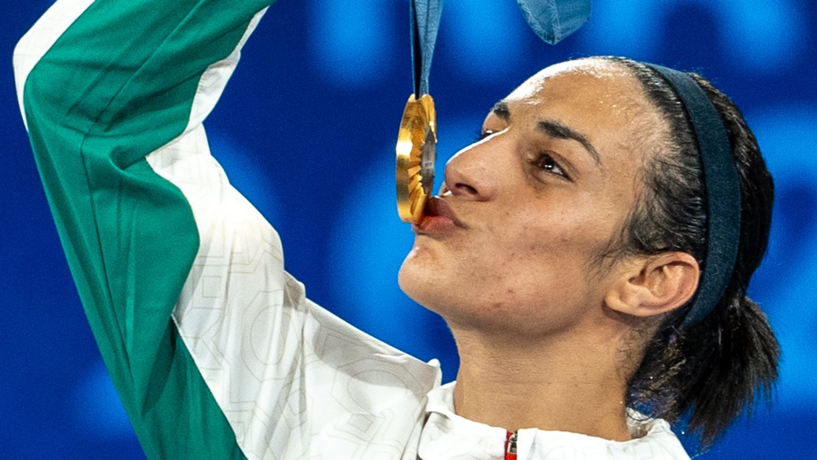 Imane Khelif: Boxeo obliga a prueba de sexo, campeona olímpica en espera