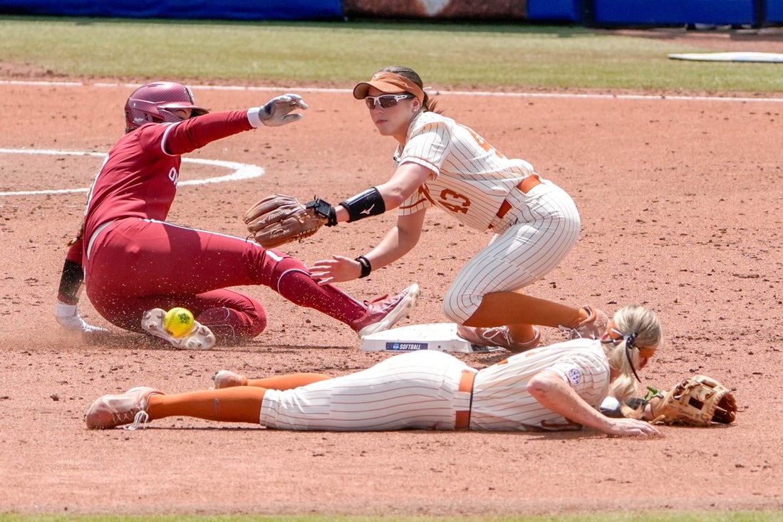 Texas avanza a semifinales de WCWS tras vencer a Oklahoma