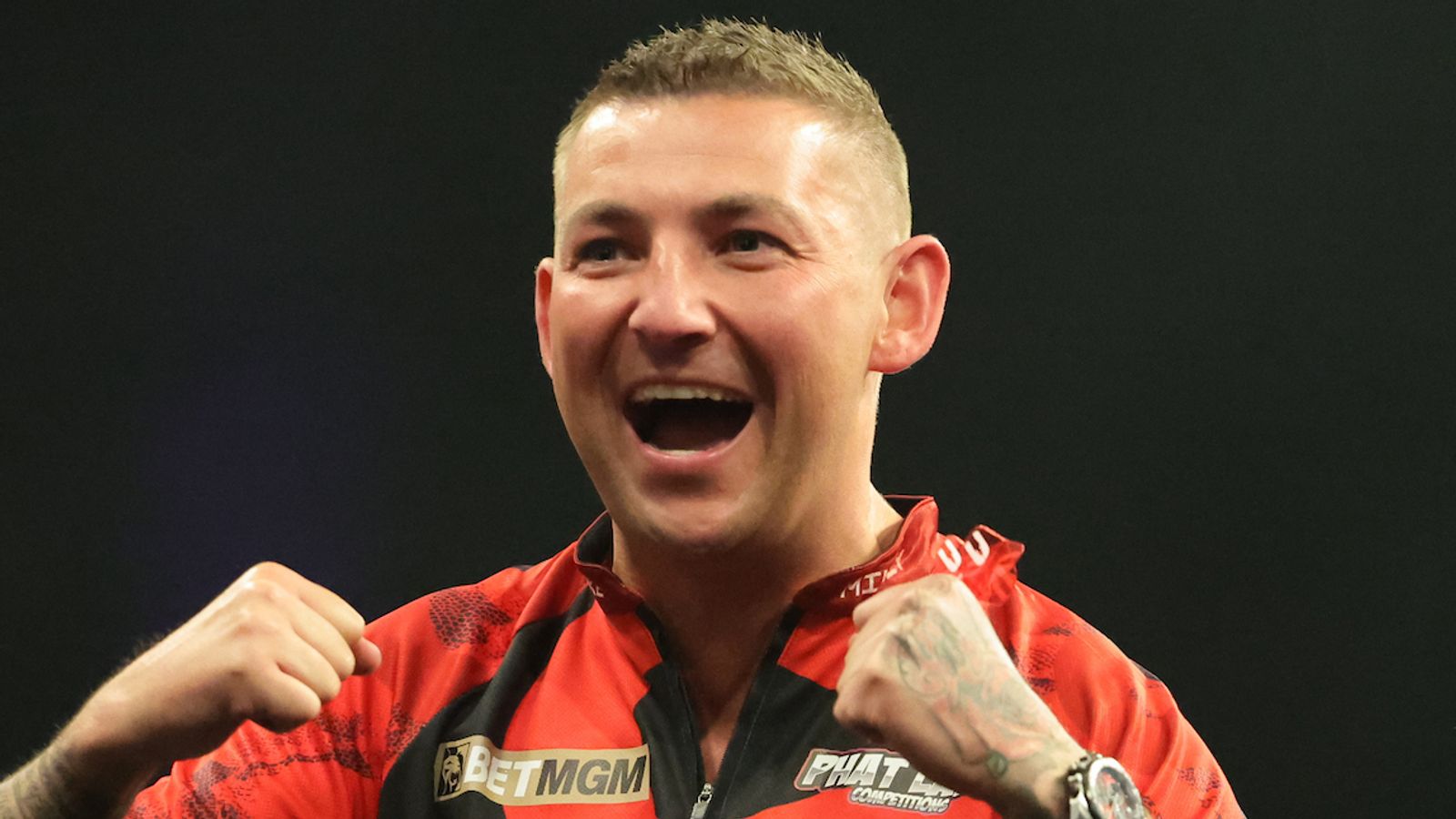 Aspinall vence a Heta en final del European Darts Open 2025