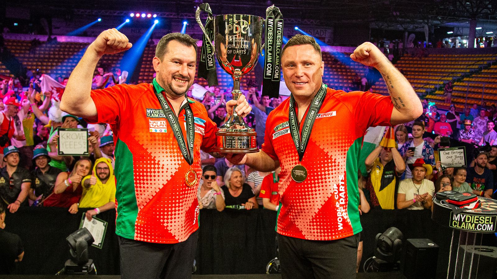Jonny Clayton: Gales detendrá a los ingleses Littler y Humphries en la Copa Mundial de Dardos