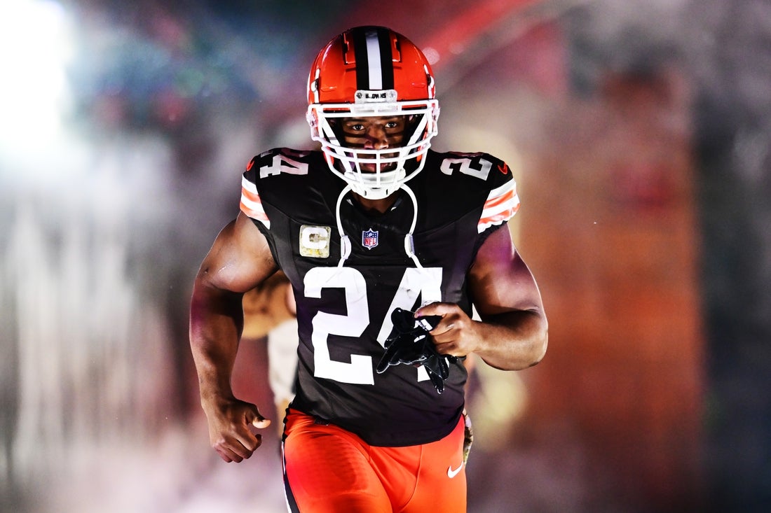 Texans firman oficialmente a Nick Chubb por un año