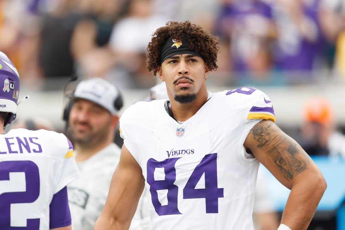 Vikings TE Josh Oliver firma extensión de 3 años